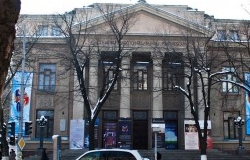 Actorii Teatrului National „Mihai Eminescu” vor juca pe 15 ianuarie un spectacol muzical de omagiere a poetului Mihai Eminescu, în ziua în care se împlinesc 167 de ani de la nașterea poetului. Generic
