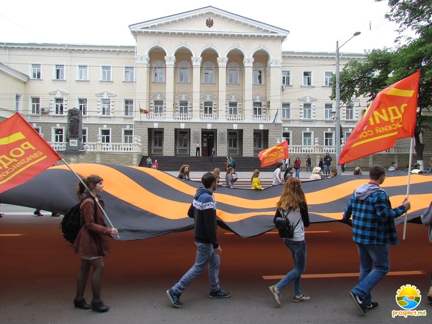 В Кишиневе развернули гигантскую Георгиевскую ленту в знак уважения к памяти победы в Великой Отечественной войне.