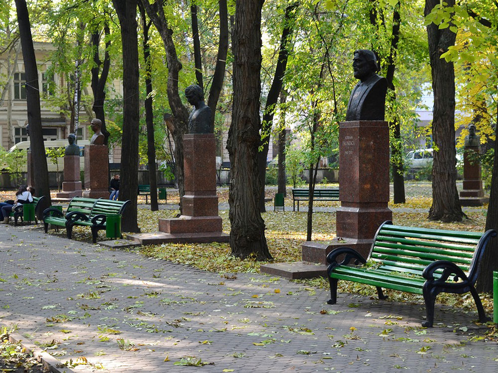 Парки кишинева. Аллея классиков Кишинёв. Аллея классиков Кишинёв бюсты. Парк Штефан чел Маре аллея классиков. Молдова аллея классиков.