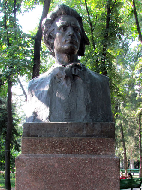 Бюст Михай Еминеску
