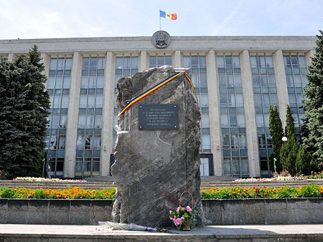 Мемориальный камень «Памяти жертв советской оккупации и тоталитарного коммунистического режима»