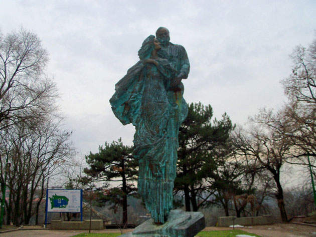 Памятник Иону и Дойне Алдя-Теодорович
