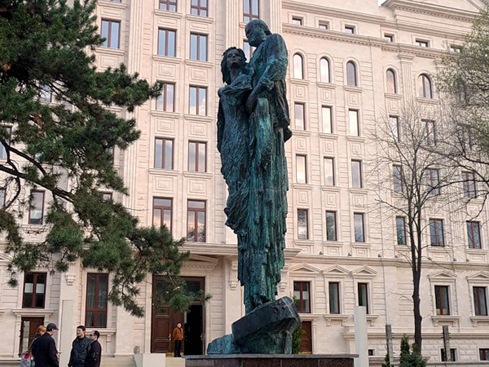 Monument to Ion and Doina Aldea-Teodorovici