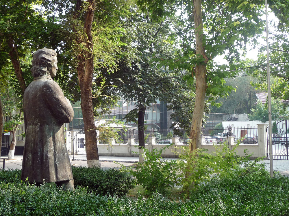 Памятник Михай Еминеску