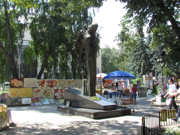Monumentul lui Mihai Eminescu "Luceafărul"