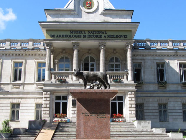 Monument to the famous she-wolf "Lupa Capitolina" 7425