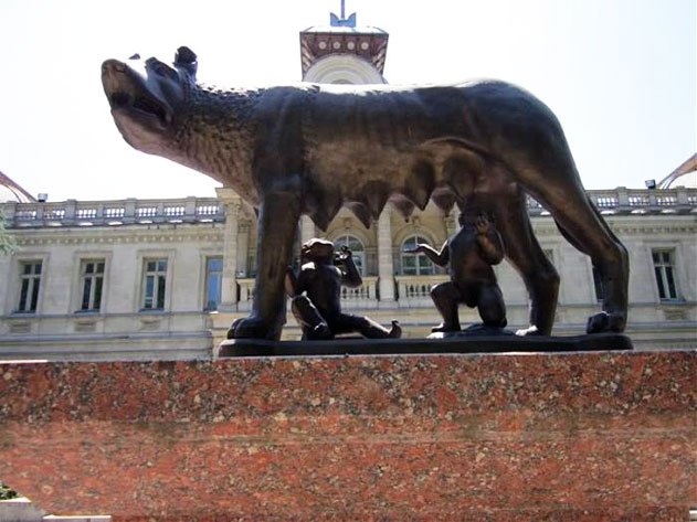 Monument to the famous she-wolf "Lupa Capitolina" 7425
