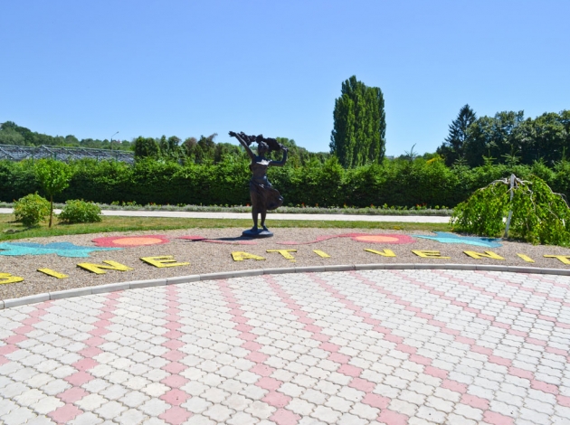Памятник женщине с виноградом