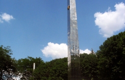 Semnul memorial la cea de a 25-a aniversare de la eliberarea oraşului