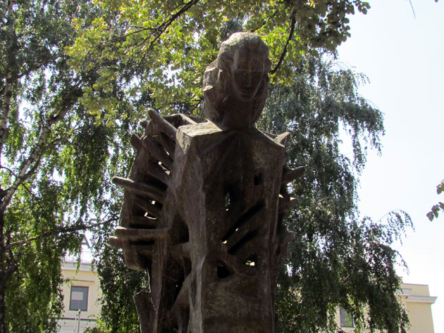Monumentul lui Mihai Eminescu : Luceafărul