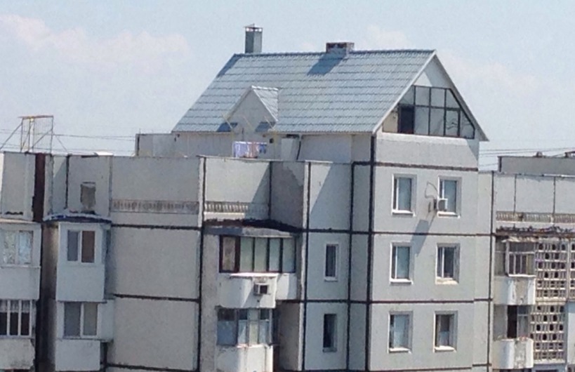 Незаконная надстройка на крыше многоквартирного дома - фото