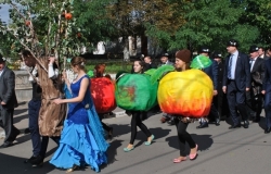 Фермеры со всей страны привезли яблоки на фестиваль в Сороках
