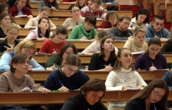 50 cei mai buni studenţi din Moldova, identificați în cadrul programului „Bursa de merit”