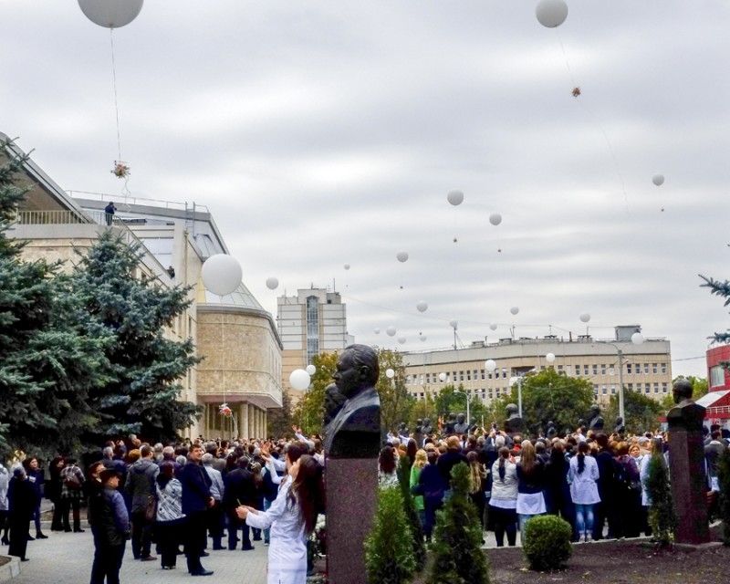 Аллею выдающихся ученых и врачей Молдовы открыли в Кишиневе