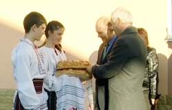 Дети из бедных семей получили рюкзаки с подарками