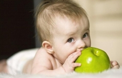 Две тонны яблок получили в дар дети из Центра матери и ребёнка