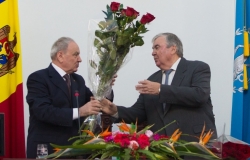 Экс-президенту Республики Молдова Мирче Снегуру исполнилось 74 года