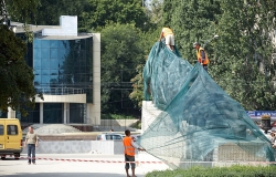 Муниципальные службы взялись за рекламные щиты