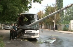 На Чеканах на автобус рухнул столб линий электропередач