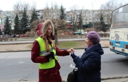 Недисциплинированным пешеходам в Кишиневе раздавали конфеты