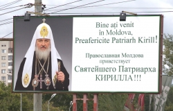 По Кишинёву развешаны панно в честь прибытия Патриарха Кирилла