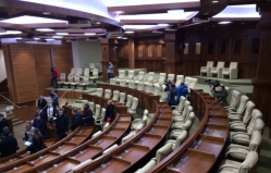 Побывавшие на экскурсии в парламенте увидели, в каких условиях работают депутаты
