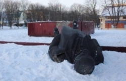 Под Киевом снесли 6-метровый памятник Ленину