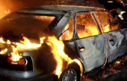 Пожар на одной из столичных стоянок! Пять автомобилей сгорели дотла
