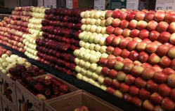 How much are the apples in the Moldovan Romanian supermarkets?