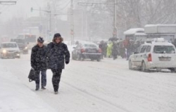 Снегоуборочные машины начали расчищать дороги
