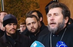 Священники и прихожане заблокировали доступ ко Дворцу республики