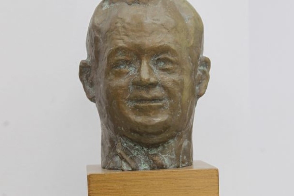 The Museum of Art is a bust of oligarch Vladimir Plakhotnyuk