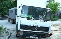 В Кишиневе грузовик провалился в яму на дороге