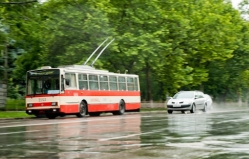 În următoarele zile vor cădea averse însoţite de descărcări electrice