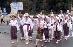 В Кишиневе прошел первый парад национальных костюмов