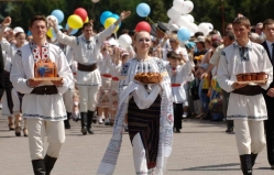 For the first time in Chisinau is held parade of national costumes