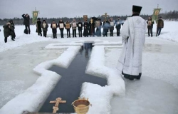 В Молдове десятки смельчаков отметили Крещение в проруби
