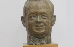 Bust of oligarch Vladimir Plakhotnyuk is now at the Museum of Art