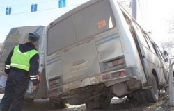 В результате столкновения двух микроавтобусов пострадала пассажирка