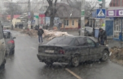 В столице мужчина припарковал автомобиль на пешеходном переходе