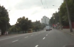 Водитель догнал авто, чтобы вернуть выброшенную на дорогу банку